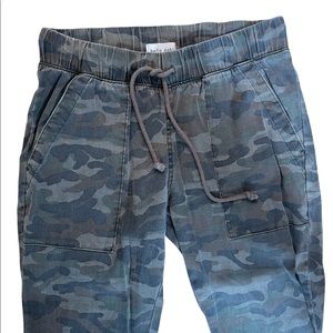 Bella Dahl Camo Joggers S
